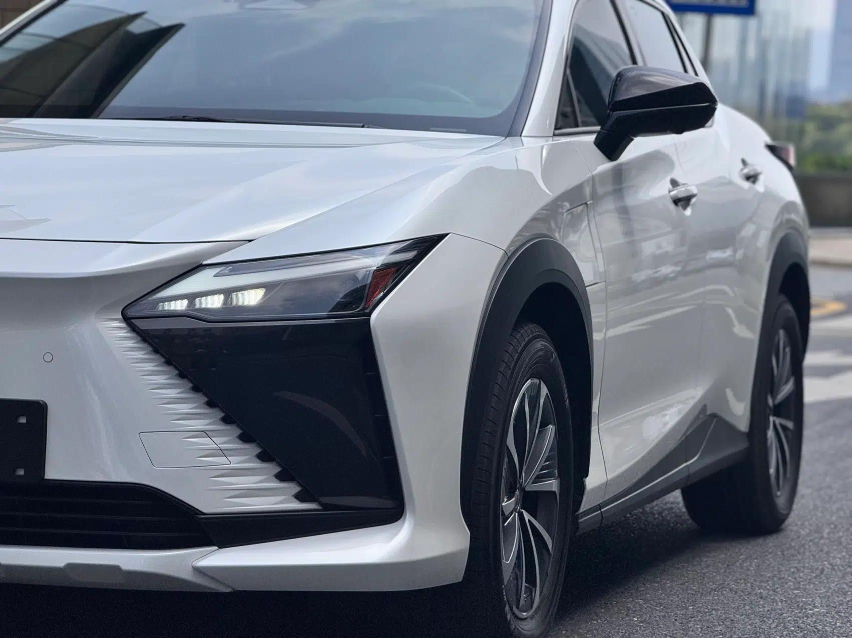 Lexus RZ 2023 450e All-Wheel Drive Luxury Edition — миниатюра 9