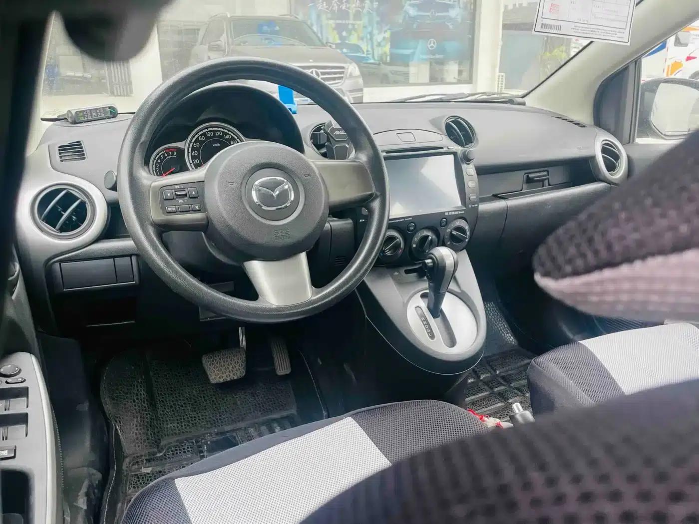 Mazda2 2012 Sedan Dynamic 1.5L Automatic Fashion Edition — миниатюра 4