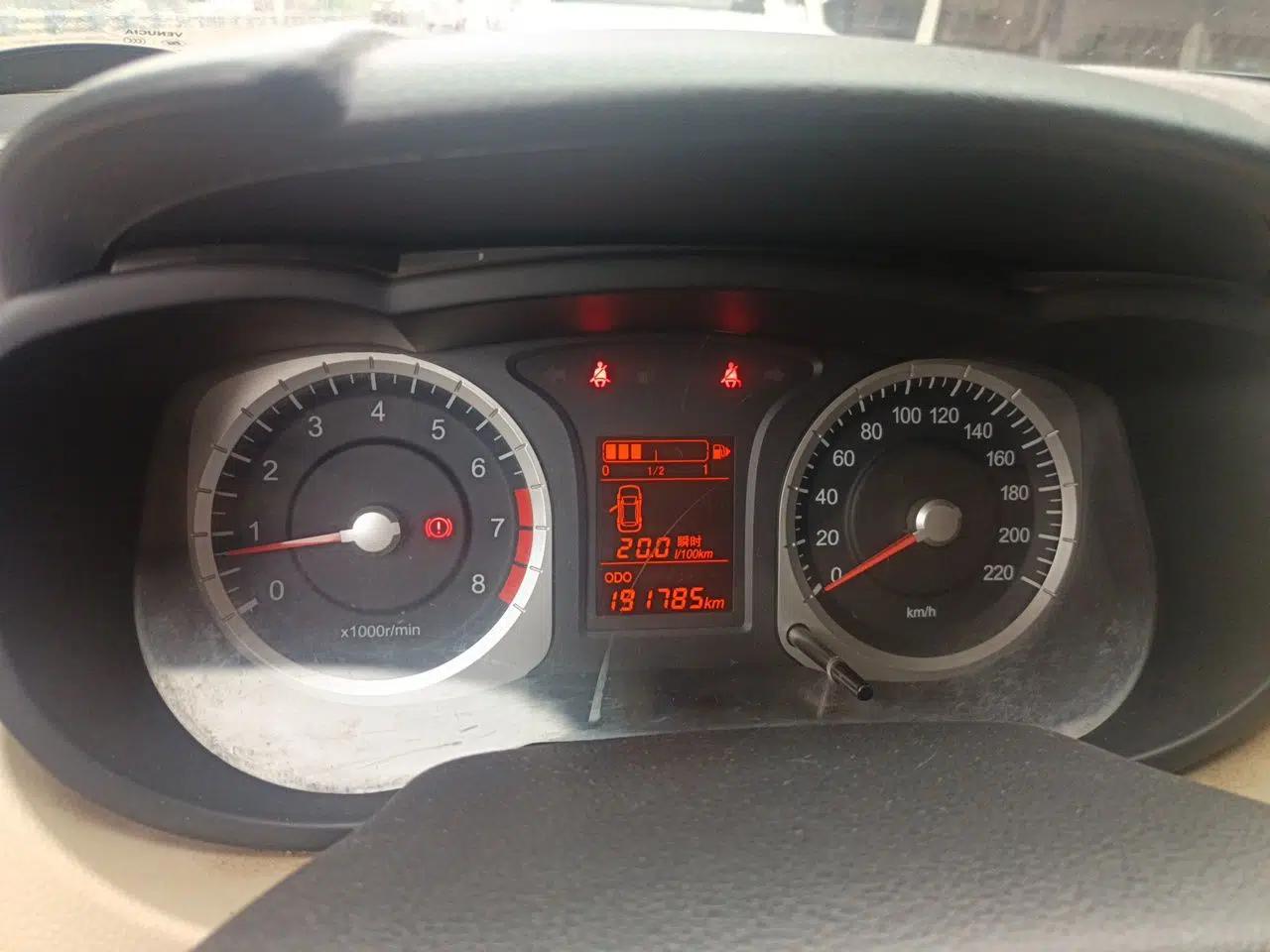 Venucia R50 2013 1.6L Manual Luxury Edition — миниатюра 12