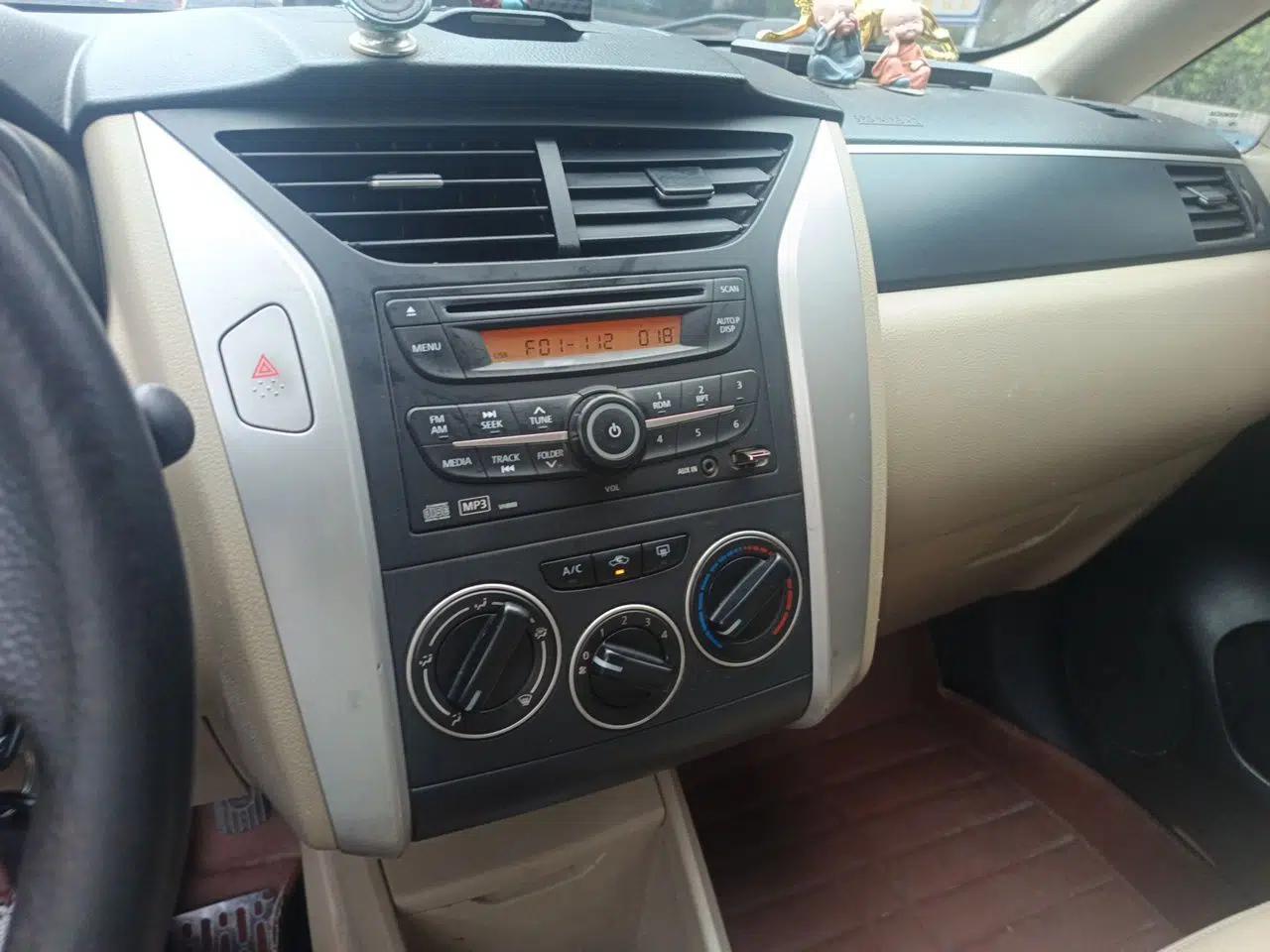 Venucia R50 2013 1.6L Manual Luxury Edition — миниатюра 14