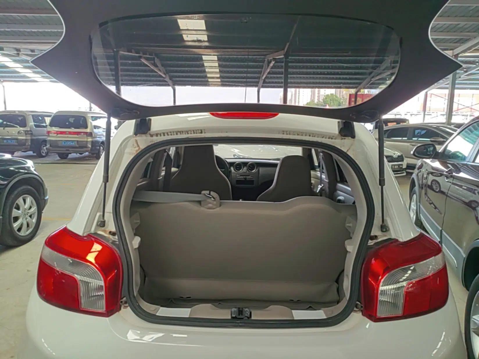 Venucia R30 2014 1.2L Manual Comfort Edition — миниатюра 17