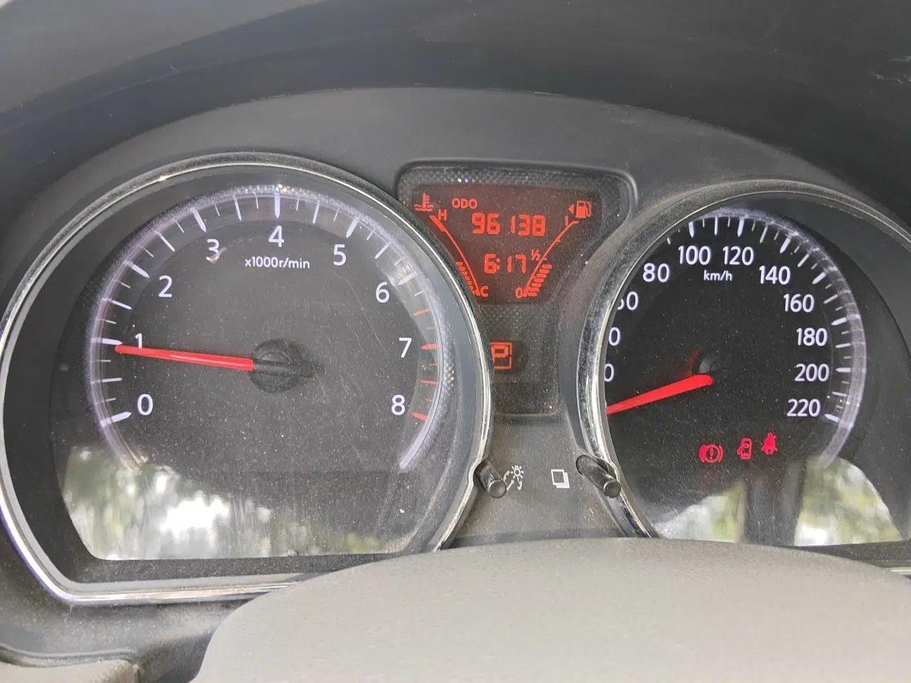 Nissan Sunny 2011 1.5XL CVT Luxury Edition — миниатюра 12