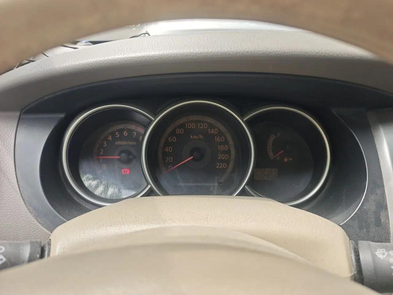 Nissan Livina 2007 1.6L Manual Supercharged Model — миниатюра 12