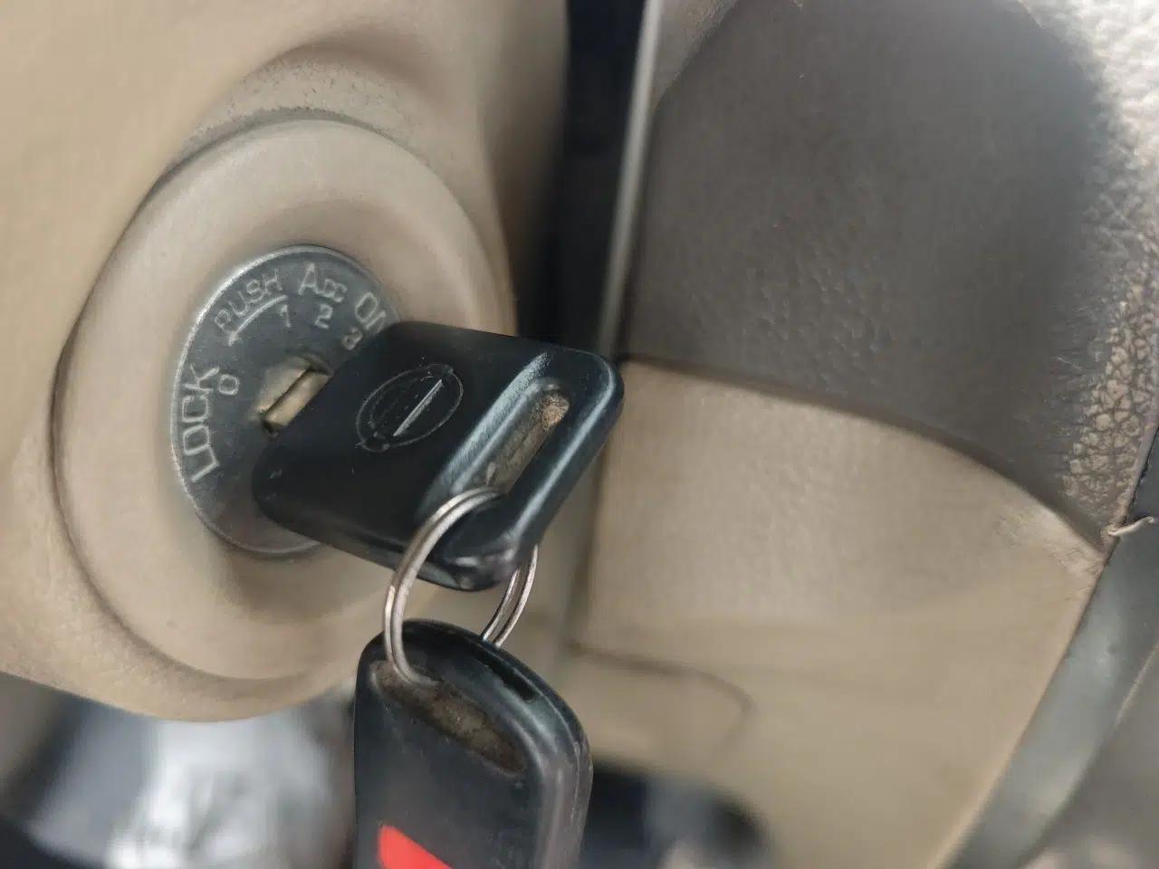 Nissan Livina 2007 1.6L Manual Supercharged Model — миниатюра 9