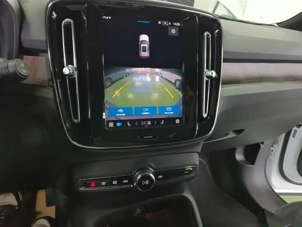 Volvo XC40 PHEV 2023 Long Range Edition — миниатюра 13