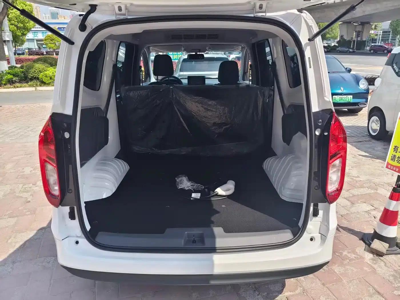 Wuling Hongguang New Energy 2024 Pure Electric Version 300KM Standard Edition — миниатюра 12
