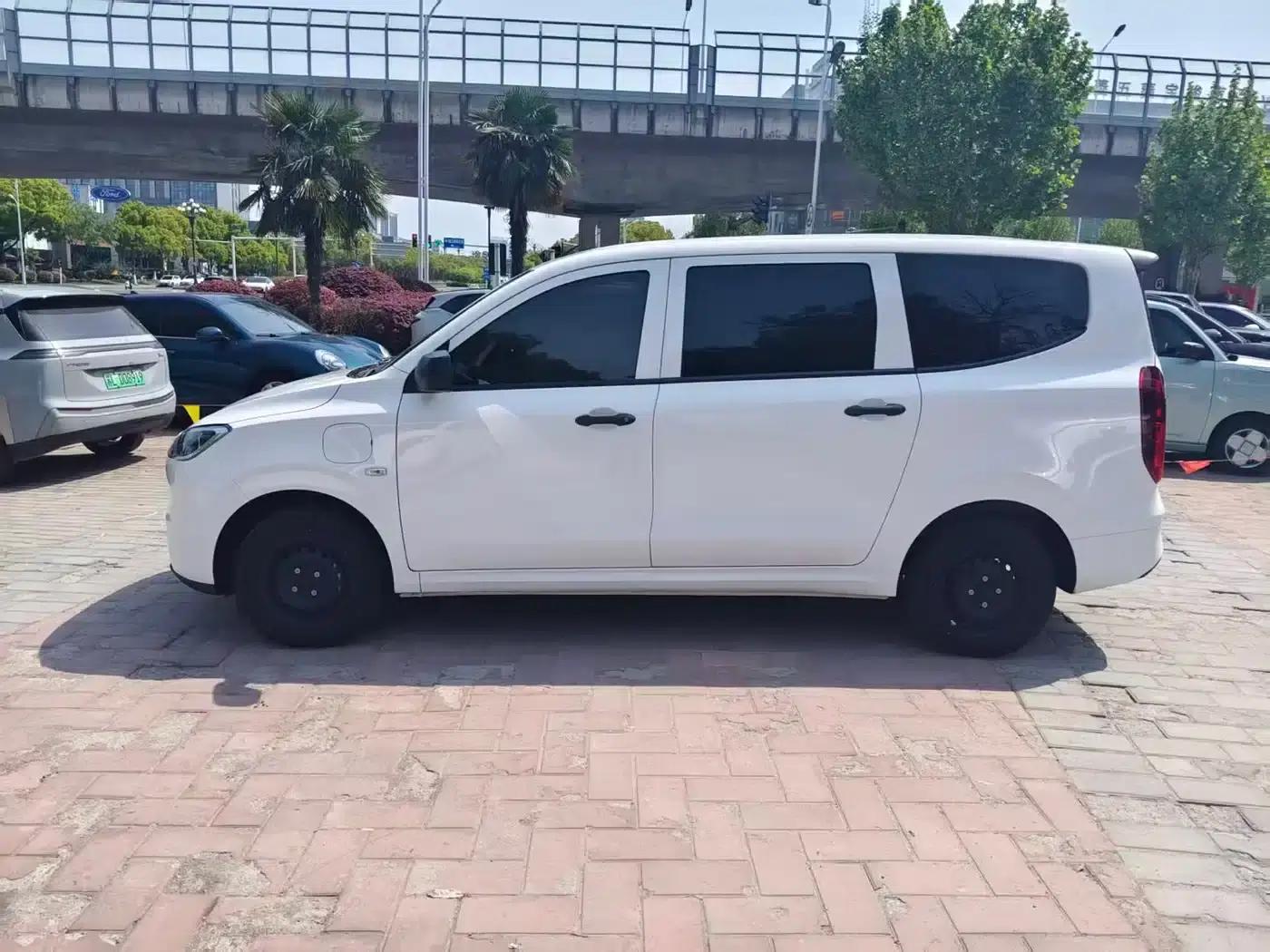 Wuling Hongguang New Energy 2024 Pure Electric Version 300KM Standard Edition — миниатюра 4