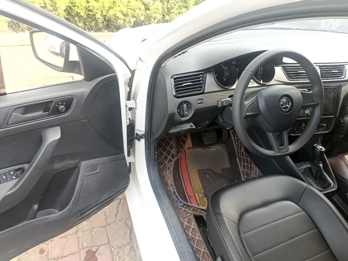 Skoda Rapid Spaceback 2020 1.5L Automatic Sport Edition — миниатюра 18