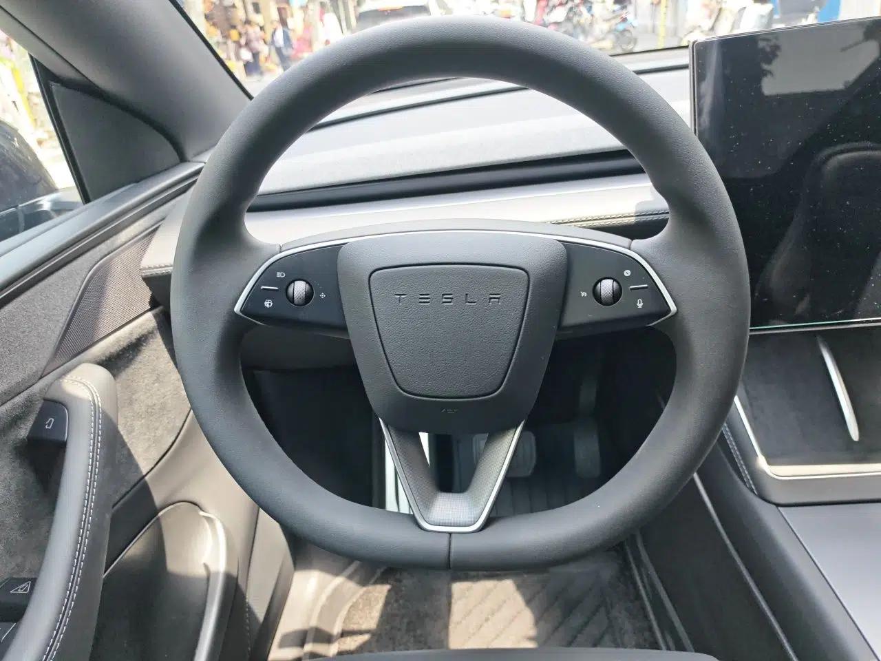 Tesla Model Y L 2025 Model Long-Range All-Wheel-Drive Version — миниатюра 11