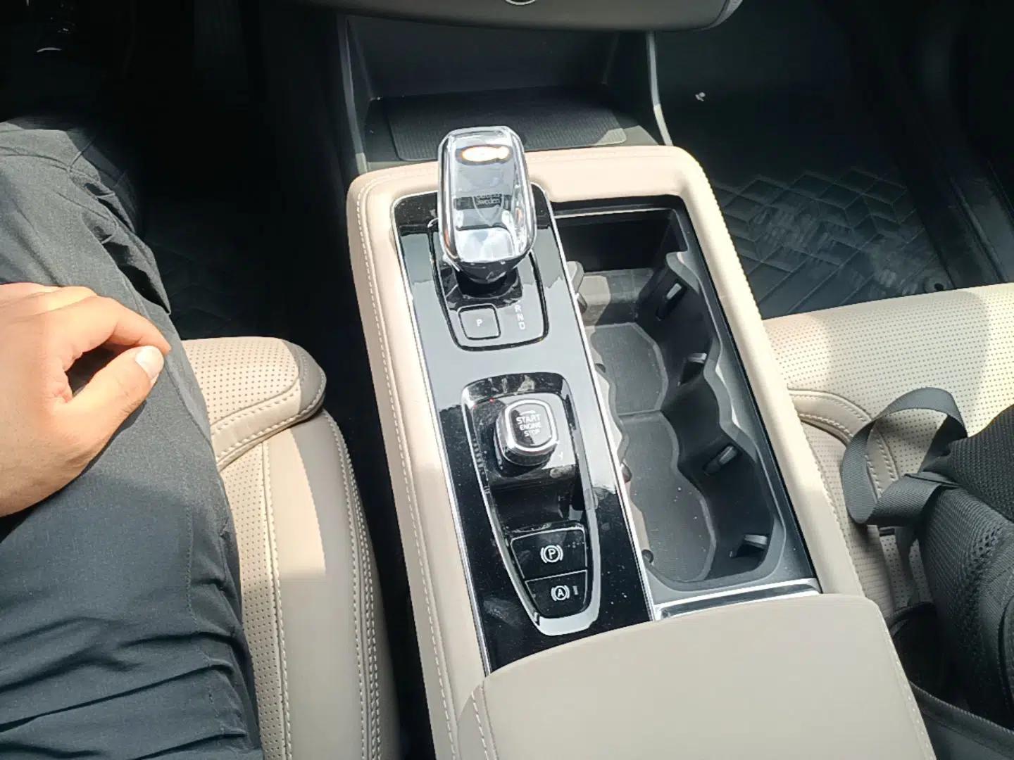 Volvo XC90 New Energy 2025 T8 Luxury Prestige 7-Seater — миниатюра 16