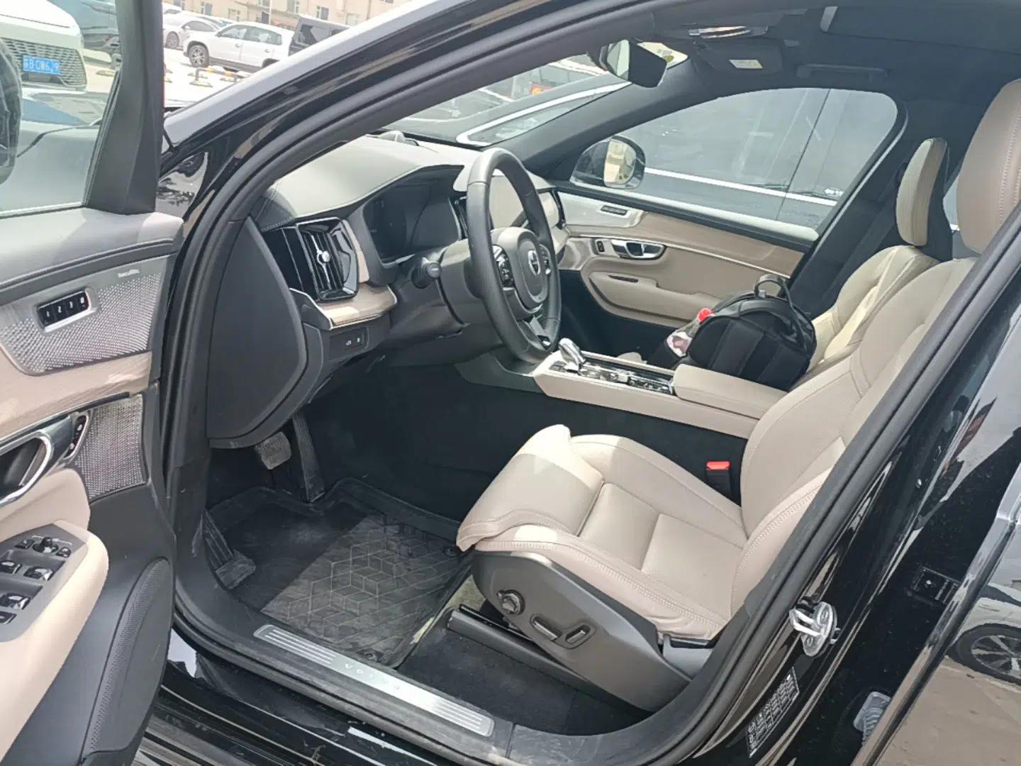 Volvo XC90 New Energy 2025 T8 Luxury Prestige 7-Seater — миниатюра 18