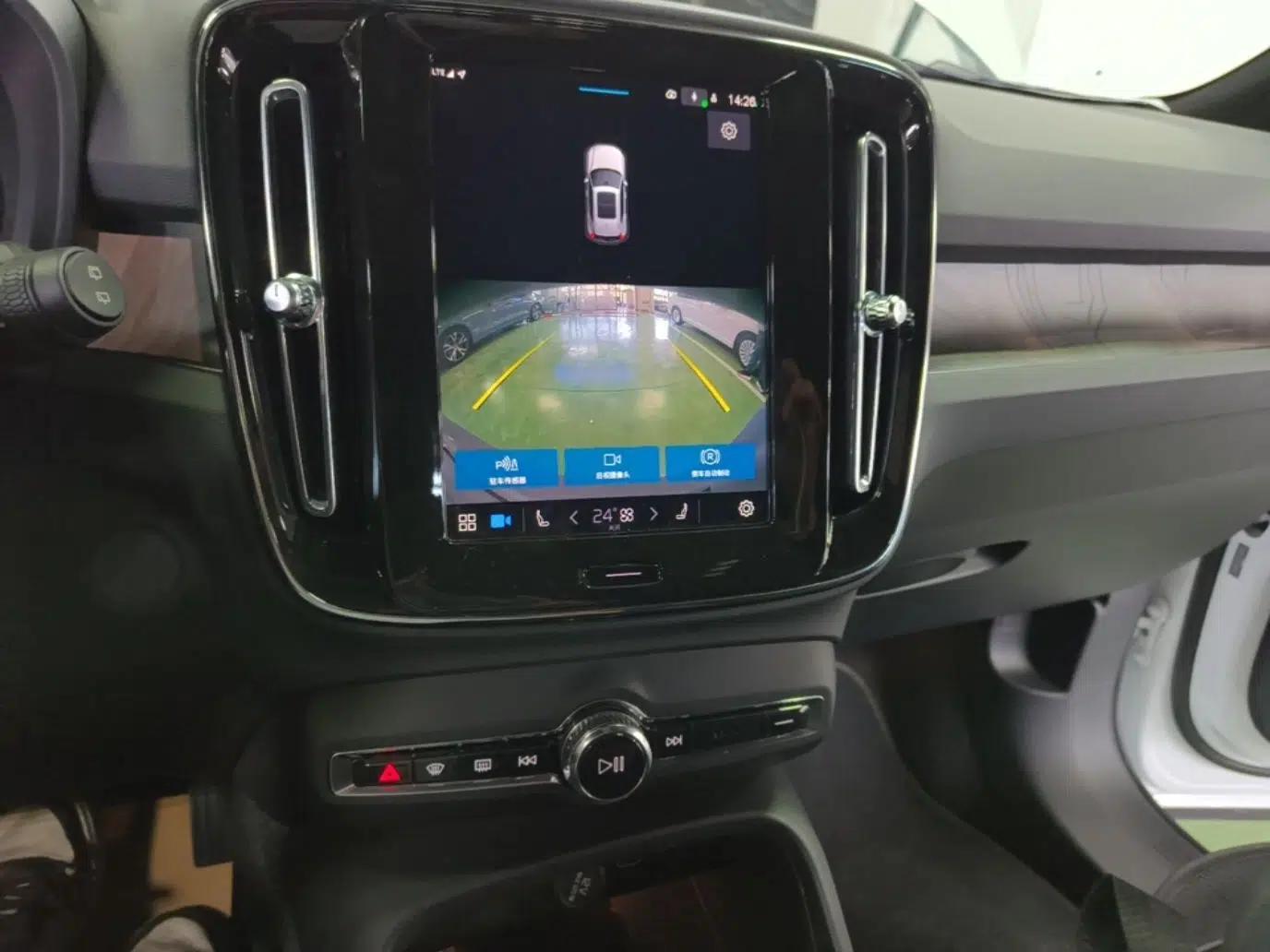 Volvo XC40 New Energy 2023 Long-Range Version — миниатюра 16