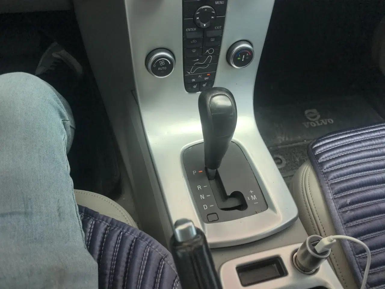 Volvo S40 2011 2.0L Automatic ZhiShang Edition — миниатюра 15