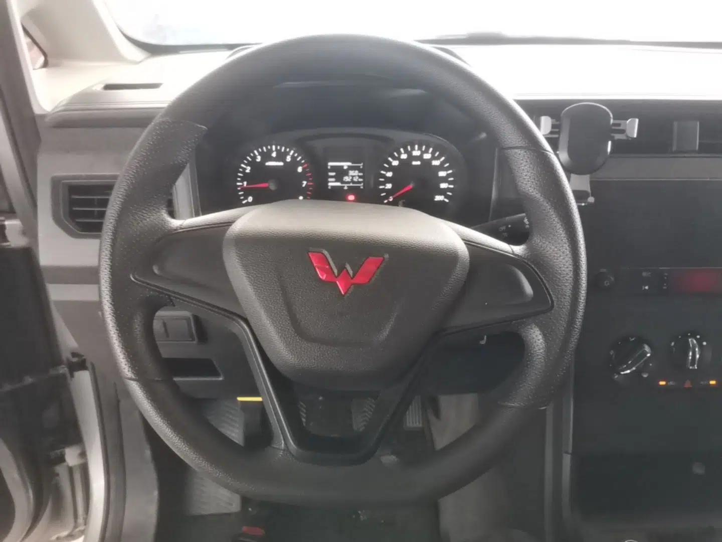 Wuling Hongguang PLUS 2020 1.5L Manual Standard Edition 7-Seater — миниатюра 13