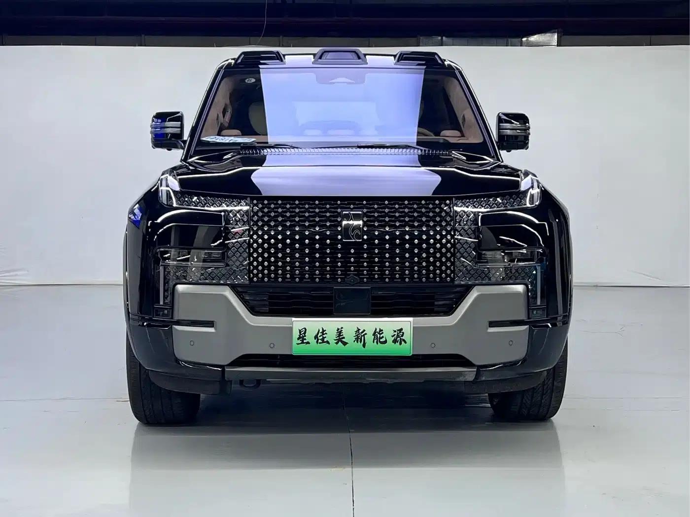 Looking up at the 2023 U8 Luxury Edition — миниатюра 2