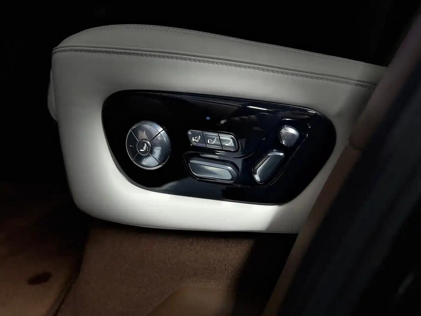 Looking up at the 2023 U8 Luxury Edition — миниатюра 11