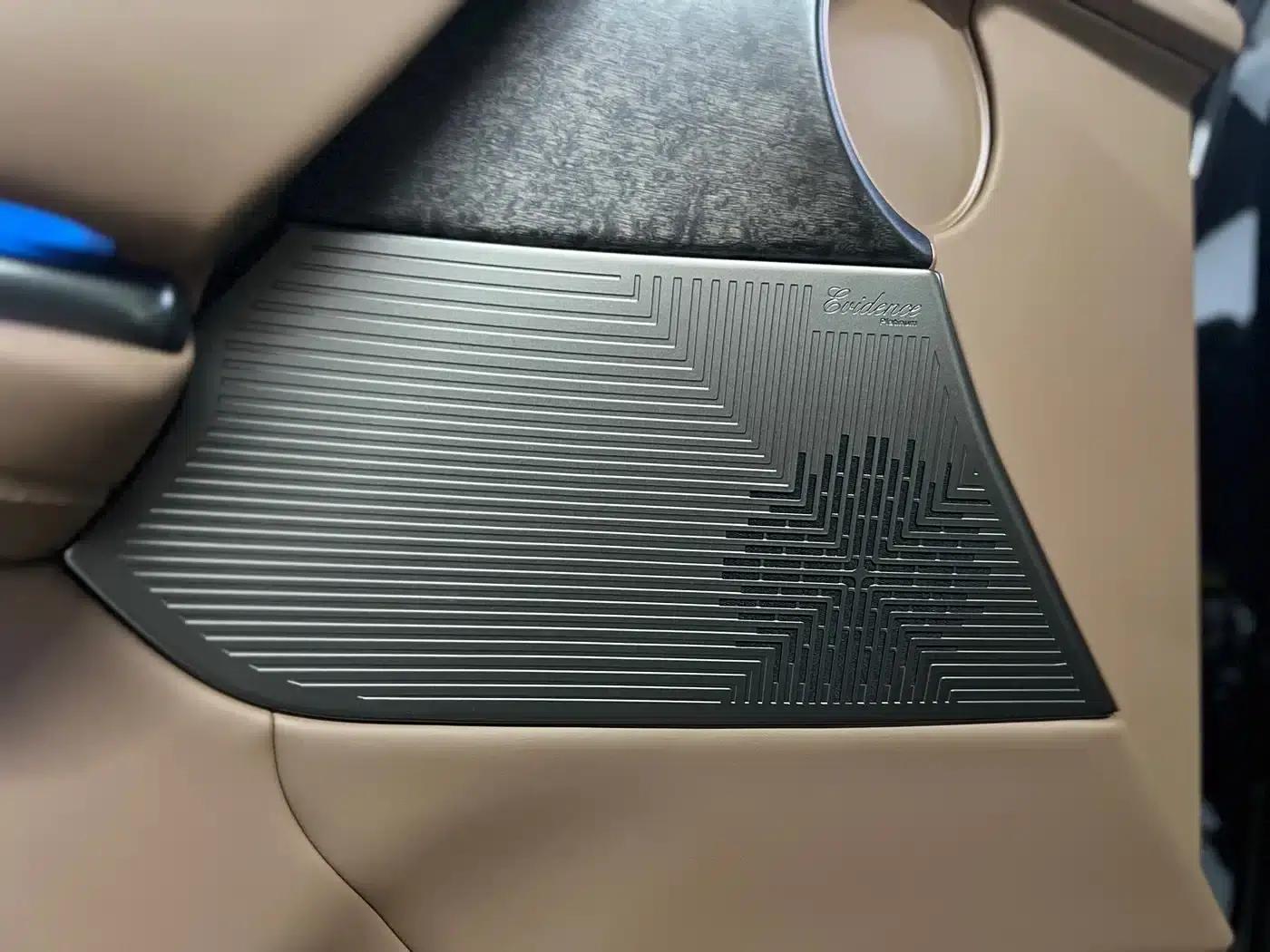 Looking up at the 2023 U8 Luxury Edition — миниатюра 12