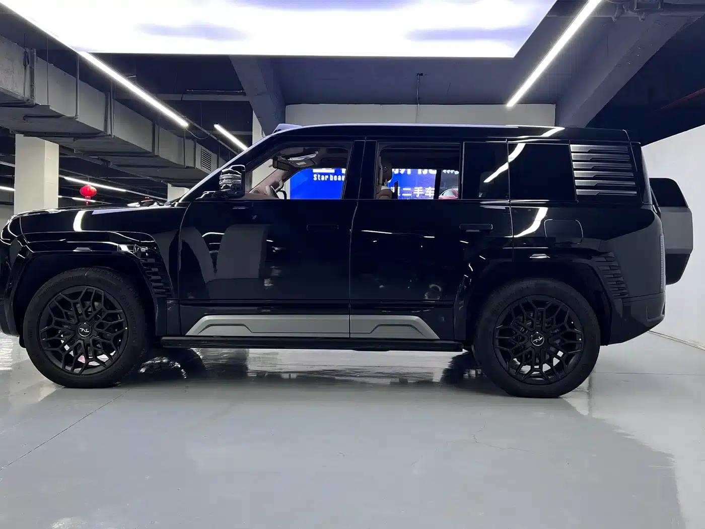 Looking up at the 2023 U8 Luxury Edition — миниатюра 16