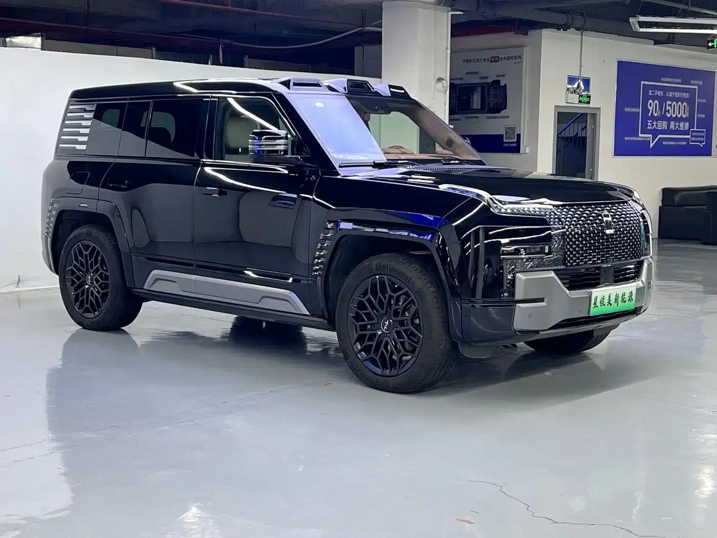Looking up at the 2023 U8 Luxury Edition — миниатюра 3
