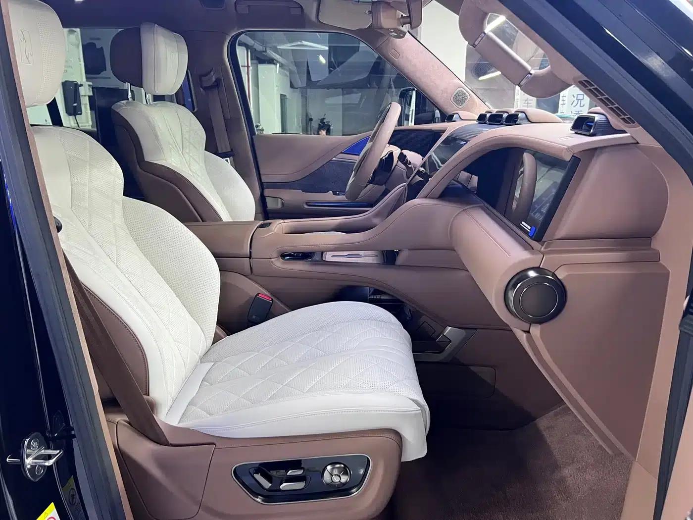 Looking up at the 2023 U8 Luxury Edition — миниатюра 4