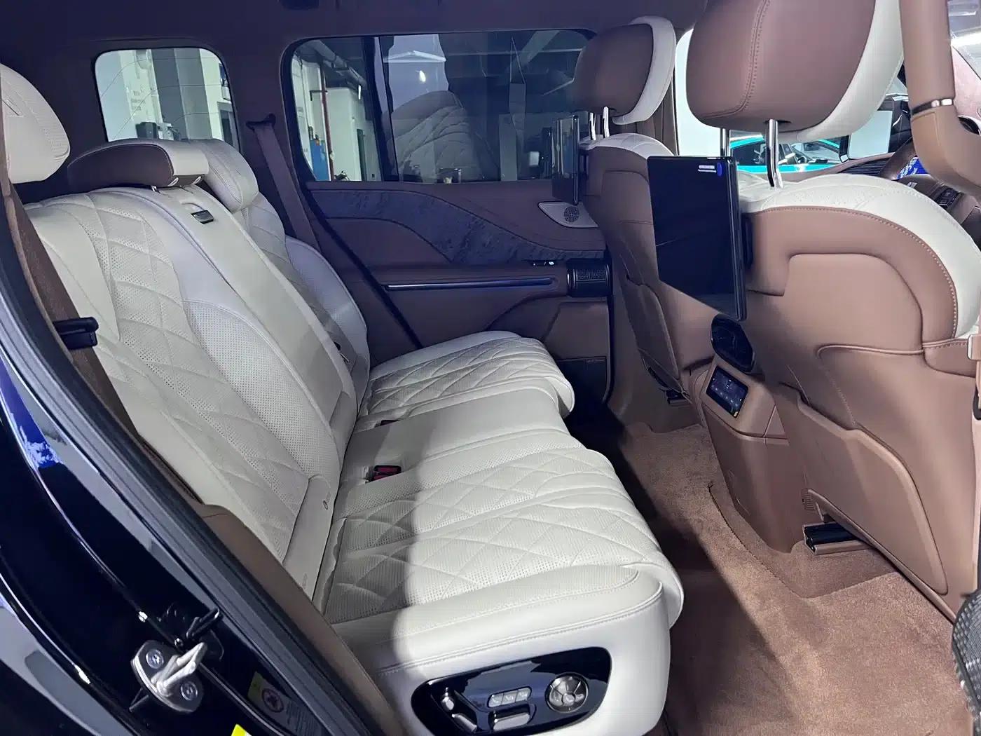 Looking up at the 2023 U8 Luxury Edition — миниатюра 5