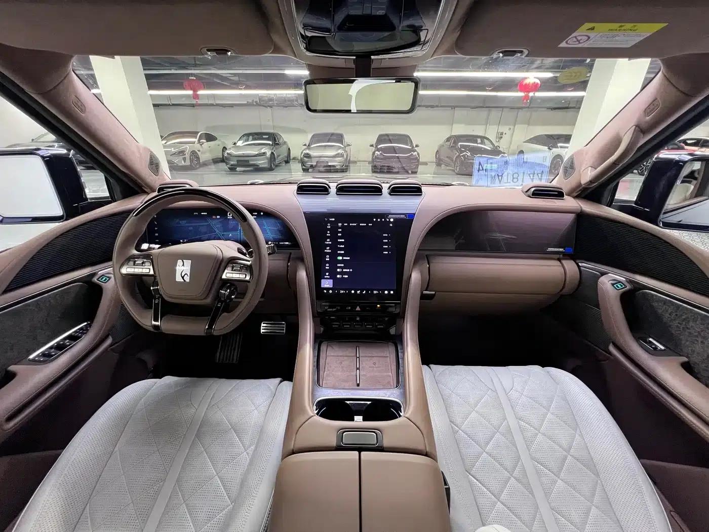 Looking up at the 2023 U8 Luxury Edition — миниатюра 6
