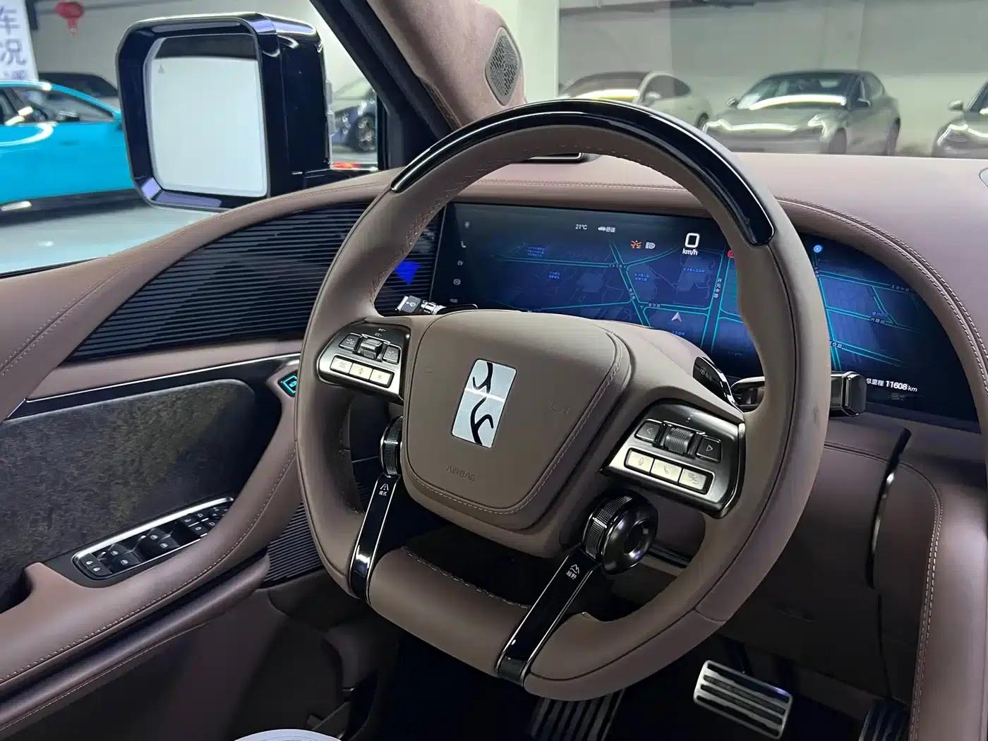 Looking up at the 2023 U8 Luxury Edition — миниатюра 7