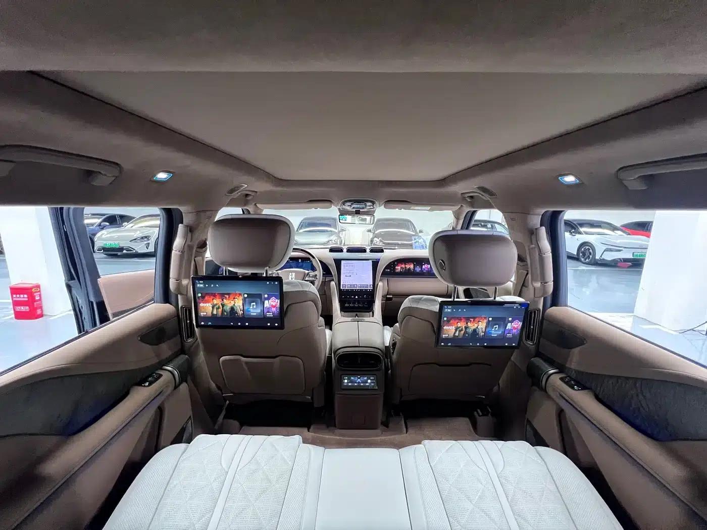 Looking up at the 2023 U8 Luxury Edition — миниатюра 8