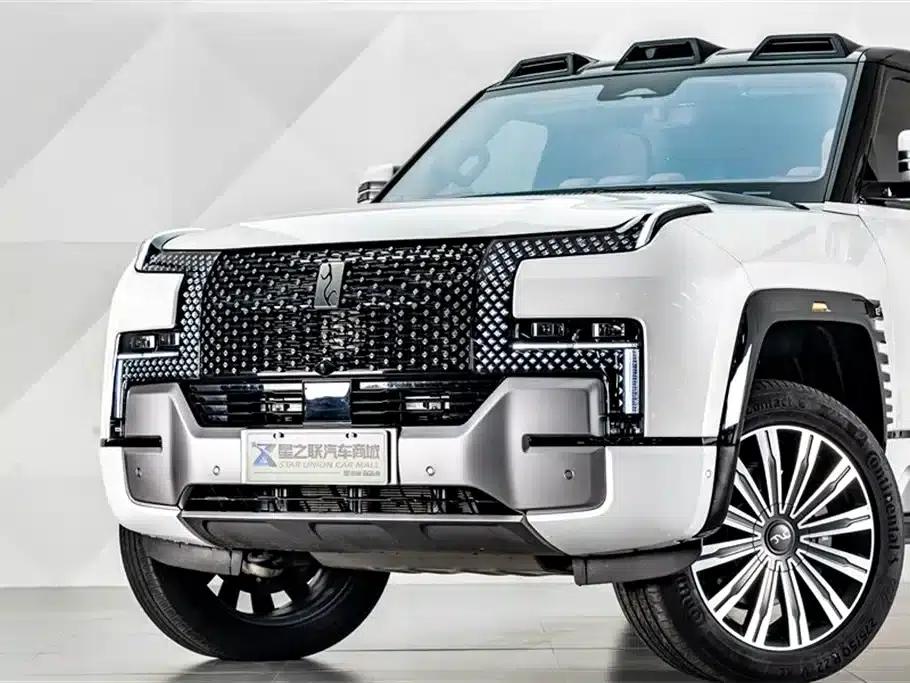 Looking up at the 2023 U8 Luxury Edition — миниатюра 2
