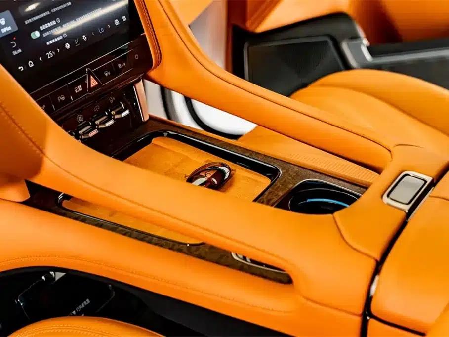 Looking up at the 2023 U8 Luxury Edition — миниатюра 13
