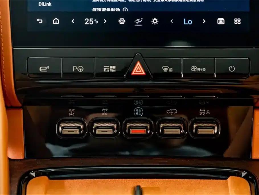 Looking up at the 2023 U8 Luxury Edition — миниатюра 17