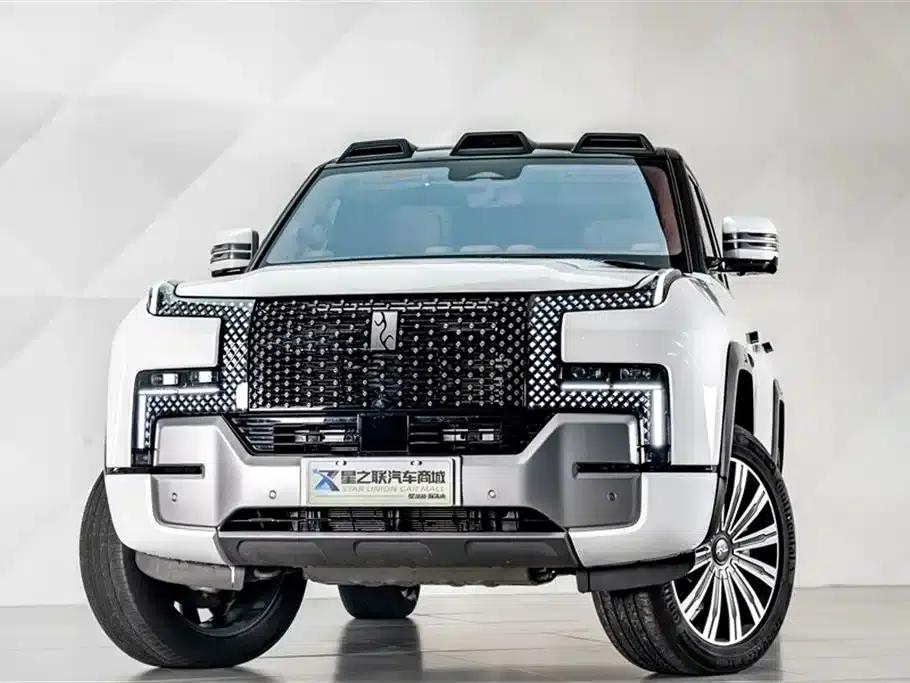 Looking up at the 2023 U8 Luxury Edition — миниатюра 3