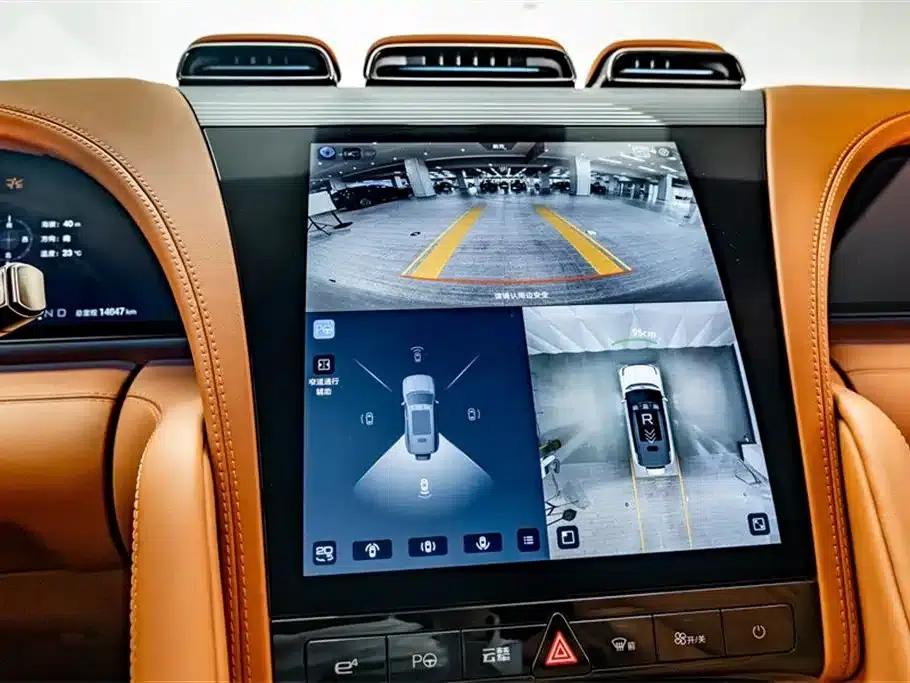 Looking up at the 2023 U8 Luxury Edition — миниатюра 9