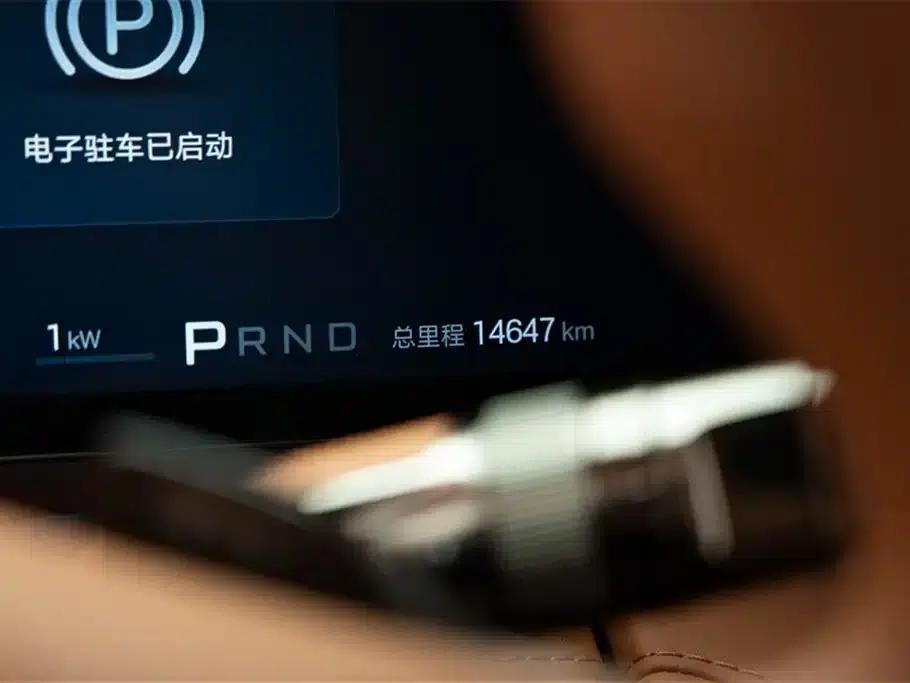 Looking up at the 2023 U8 Luxury Edition — миниатюра 10