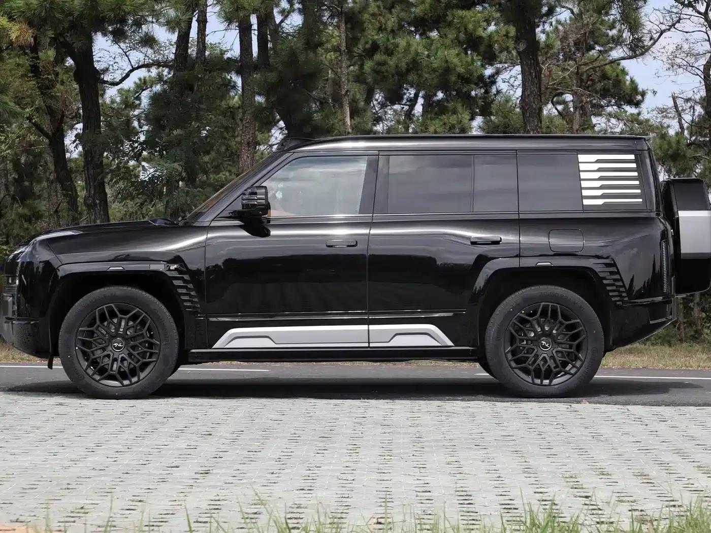 Looking up at the 2023 U8 Luxury Edition — миниатюра 2