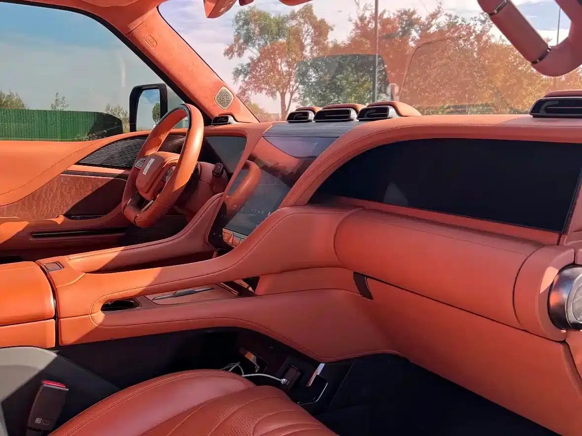 Looking up at the 2023 U8 Luxury Edition — миниатюра 4