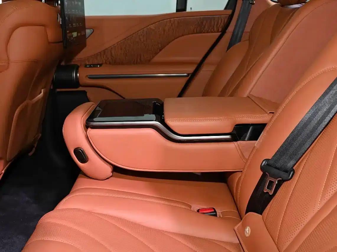Looking up at the 2023 U8 Luxury Edition — миниатюра 5