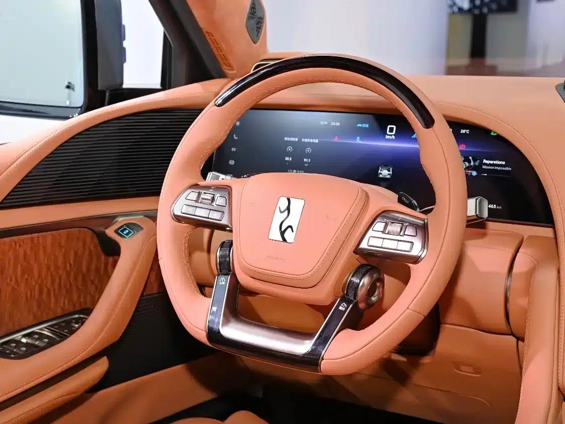 Looking up at the 2023 U8 Luxury Edition — миниатюра 6