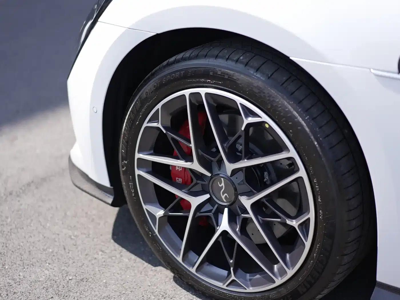 Looking up at the U7 2025 EV five-seater luxury edition — миниатюра 4
