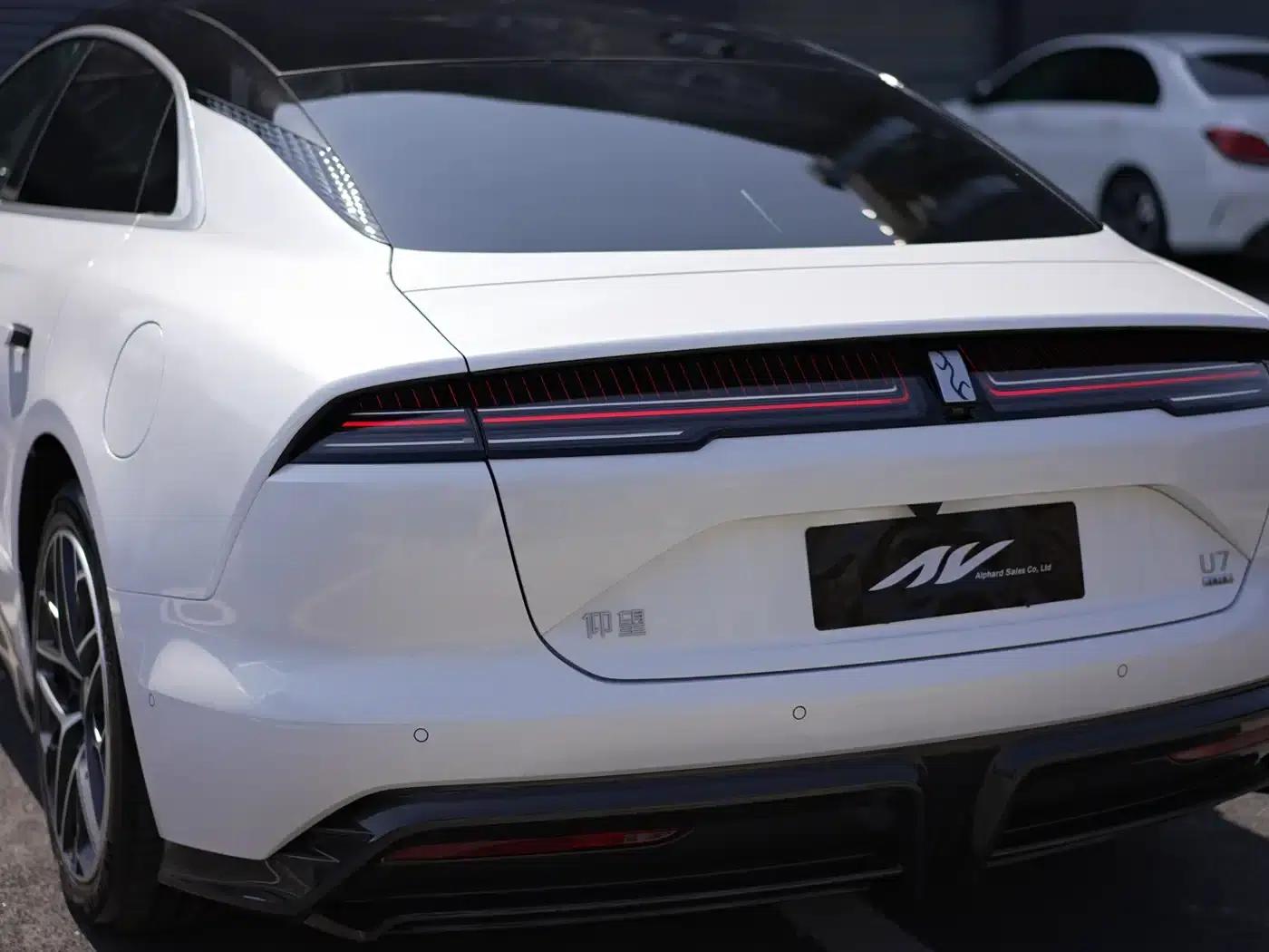 Looking up at the U7 2025 EV five-seater luxury edition — миниатюра 5