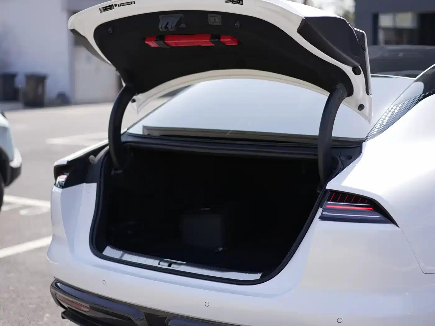 Looking up at the U7 2025 EV five-seater luxury edition — миниатюра 7