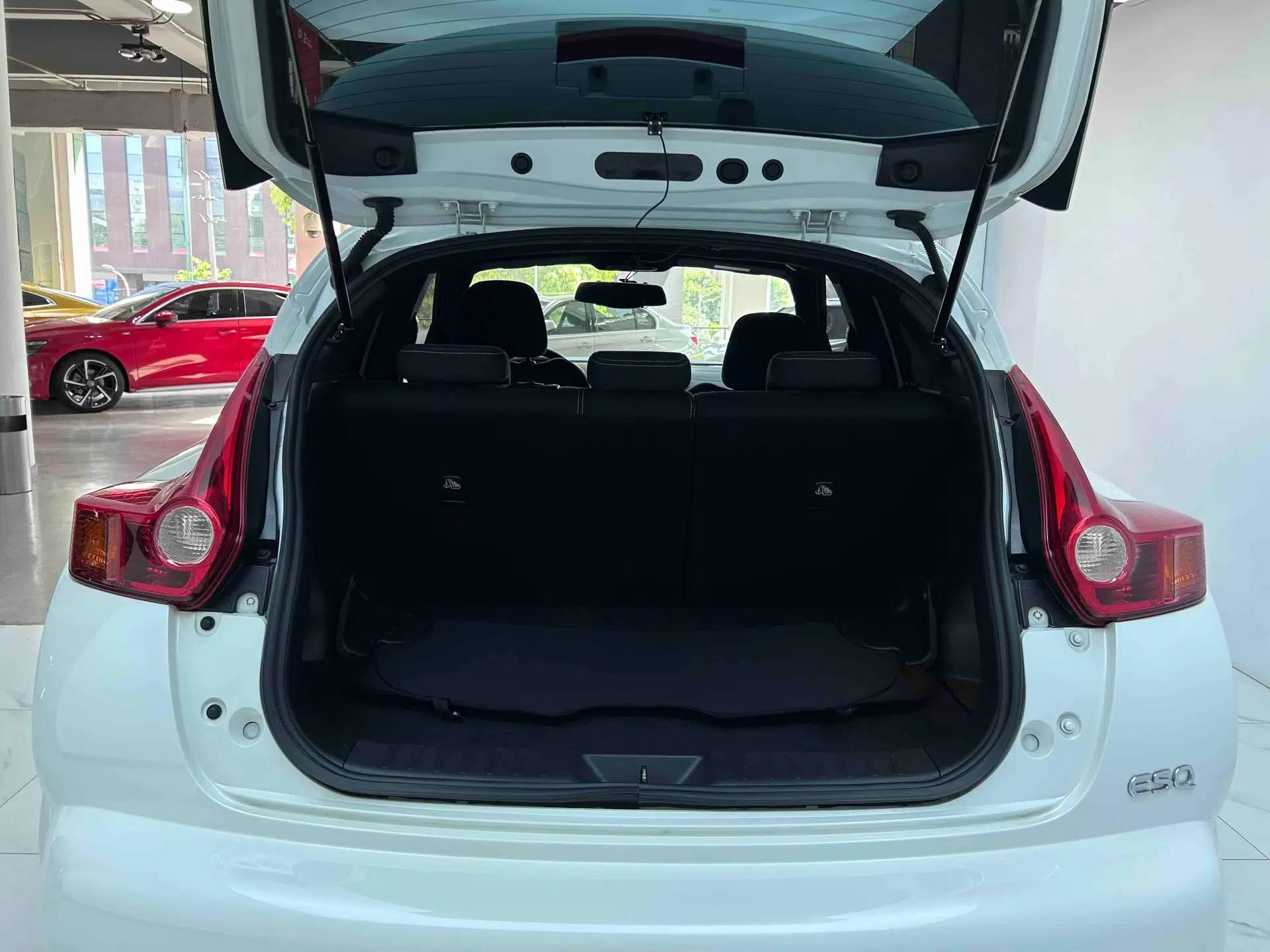 Infiniti ESQ 2014 1.6L Spontaneous Edition — миниатюра 17