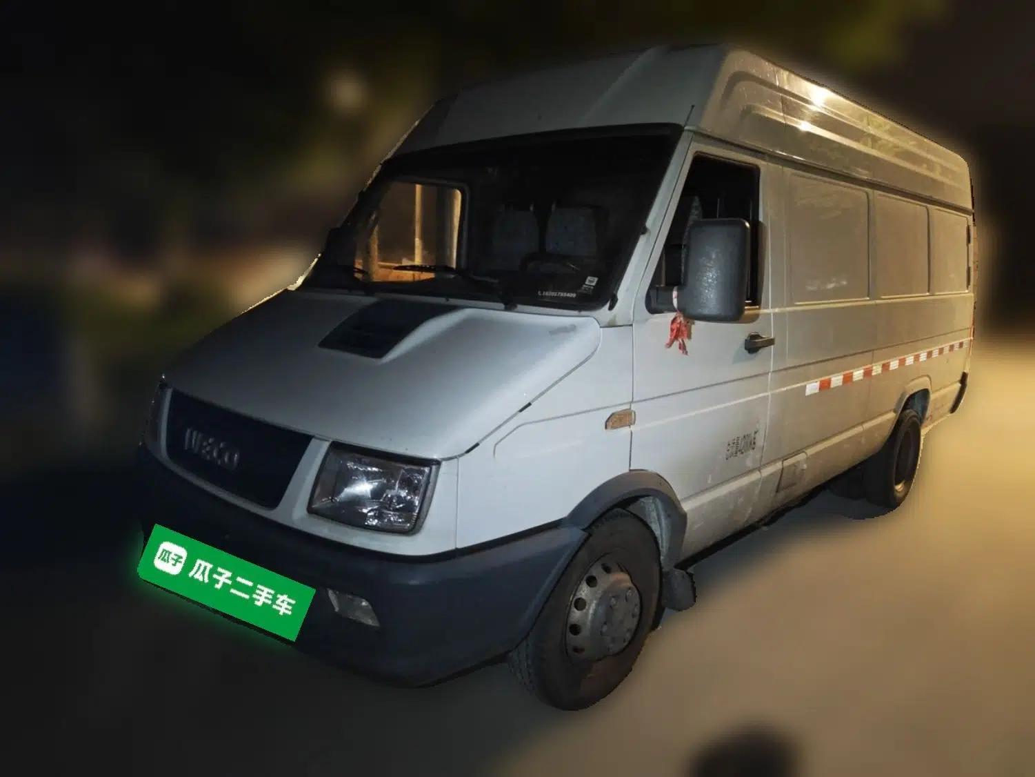 Iveco Daily 2021 2.8T V40 VAN厢式 Delivery Van 3-Seater Long Wheelbase Mid-Roof Design Dual Tires Side Sliding Door — миниатюра 1