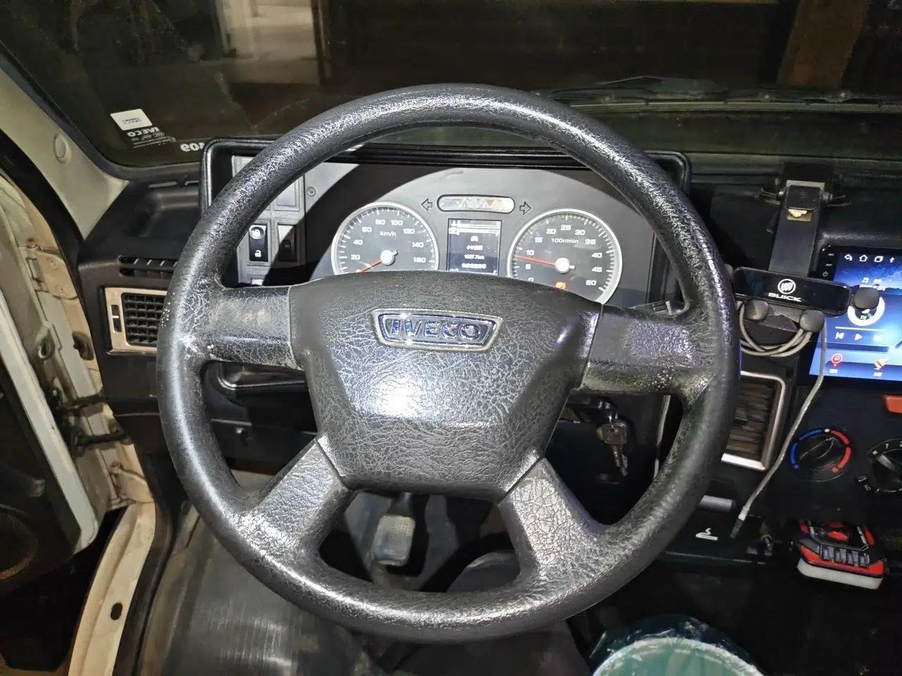 Iveco Daily 2021 2.8T V40 VAN厢式 Delivery Van 3-Seater Long Wheelbase Mid-Roof Design Dual Tires Side Sliding Door — миниатюра 11
