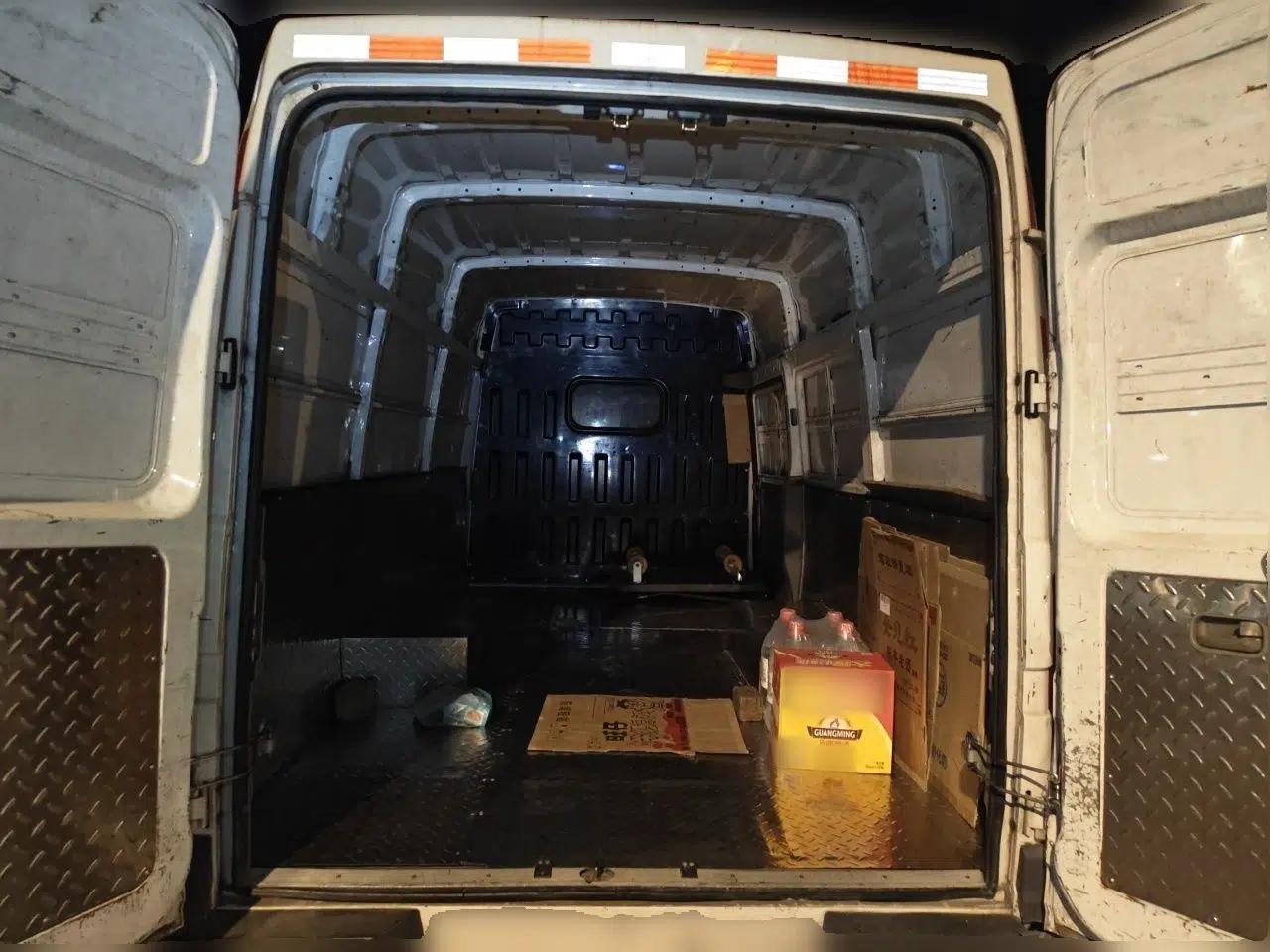 Iveco Daily 2021 2.8T V40 VAN厢式 Delivery Van 3-Seater Long Wheelbase Mid-Roof Design Dual Tires Side Sliding Door — миниатюра 20
