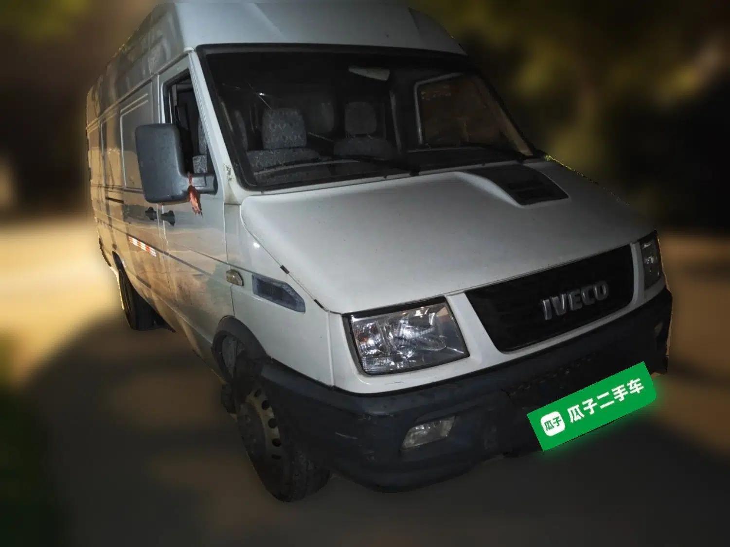 Iveco Daily 2021 2.8T V40 VAN厢式 Delivery Van 3-Seater Long Wheelbase Mid-Roof Design Dual Tires Side Sliding Door — миниатюра 3