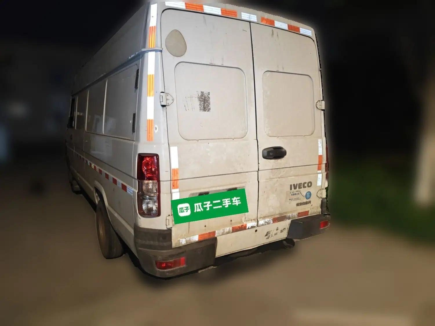 Iveco Daily 2021 2.8T V40 VAN厢式 Delivery Van 3-Seater Long Wheelbase Mid-Roof Design Dual Tires Side Sliding Door — миниатюра 4