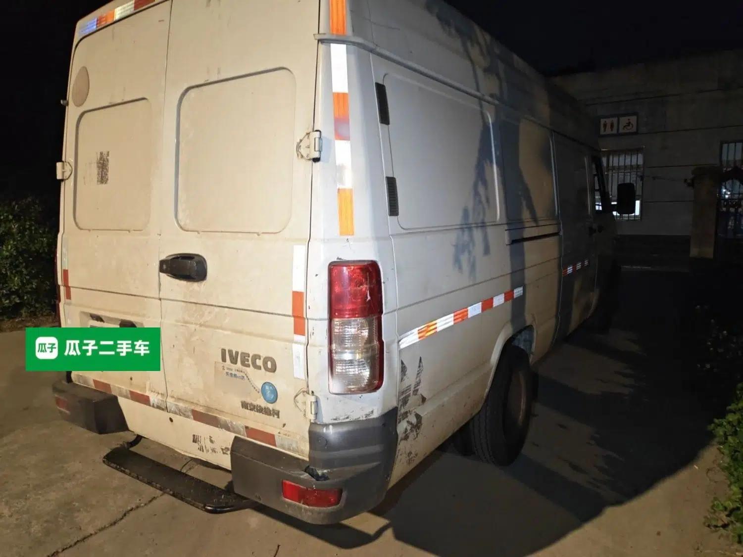 Iveco Daily 2021 2.8T V40 VAN厢式 Delivery Van 3-Seater Long Wheelbase Mid-Roof Design Dual Tires Side Sliding Door — миниатюра 6