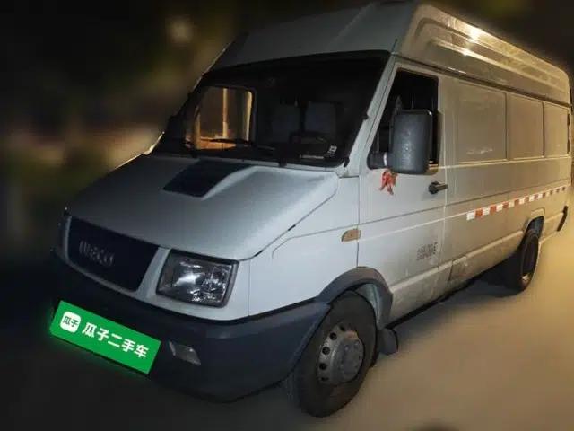 Iveco Daily 2021 2.8T V40 VAN厢式 Delivery Van 3-Seater Long Wheelbase Mid-Roof Design Dual Tires Side Sliding Door