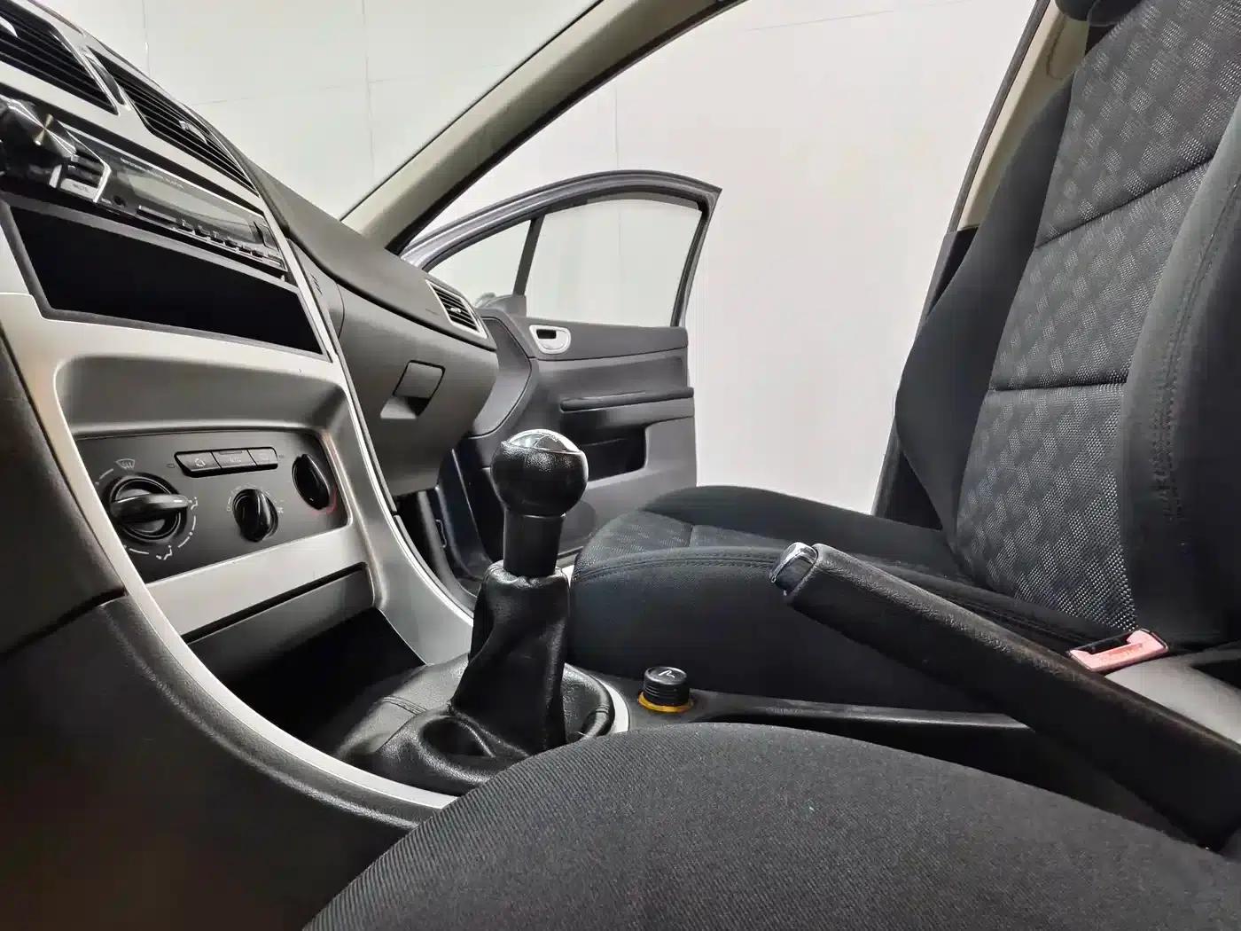 Peugeot 307 2010 Hatchback 1.6L Manual Comfort Edition — миниатюра 11